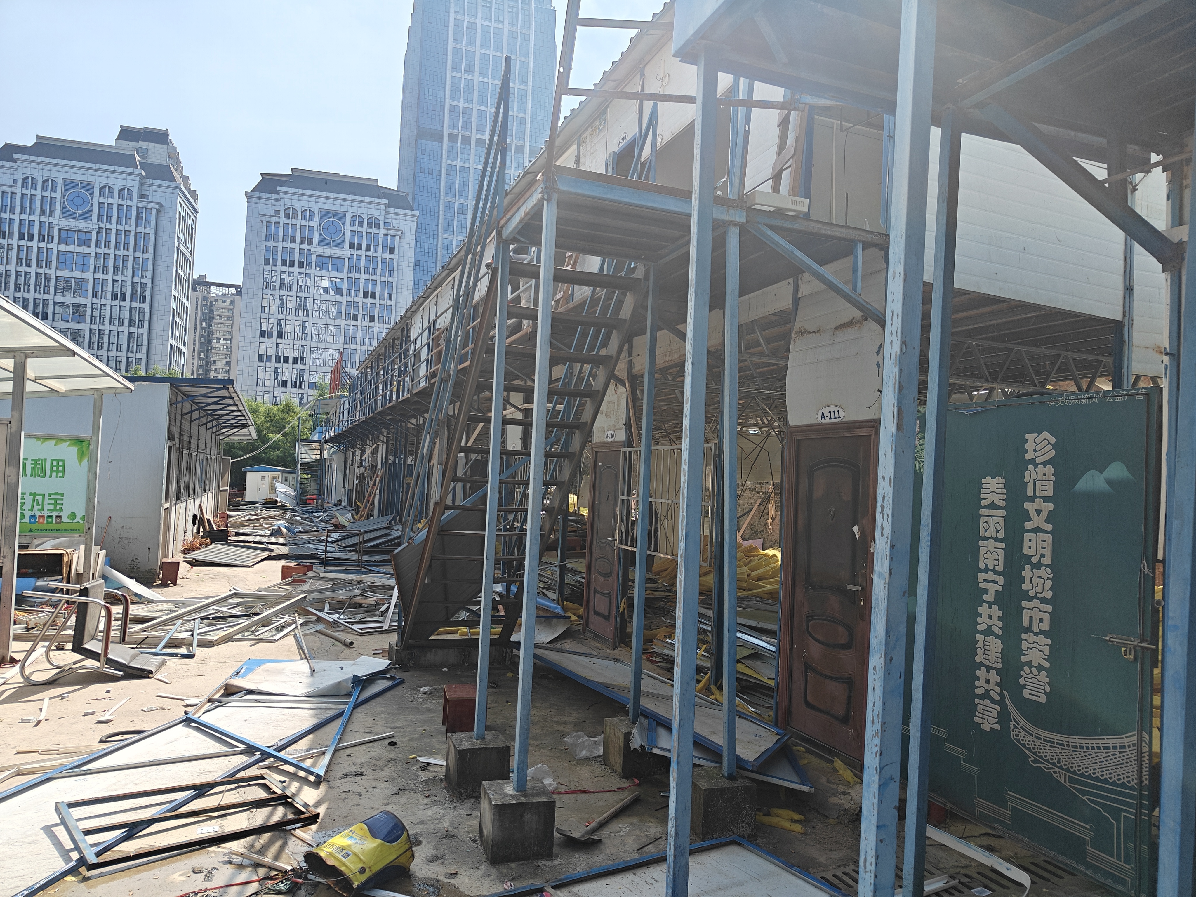 防城港市易燃活动板房拆除_住建部门消防安全检查整治力度_工地活动板房